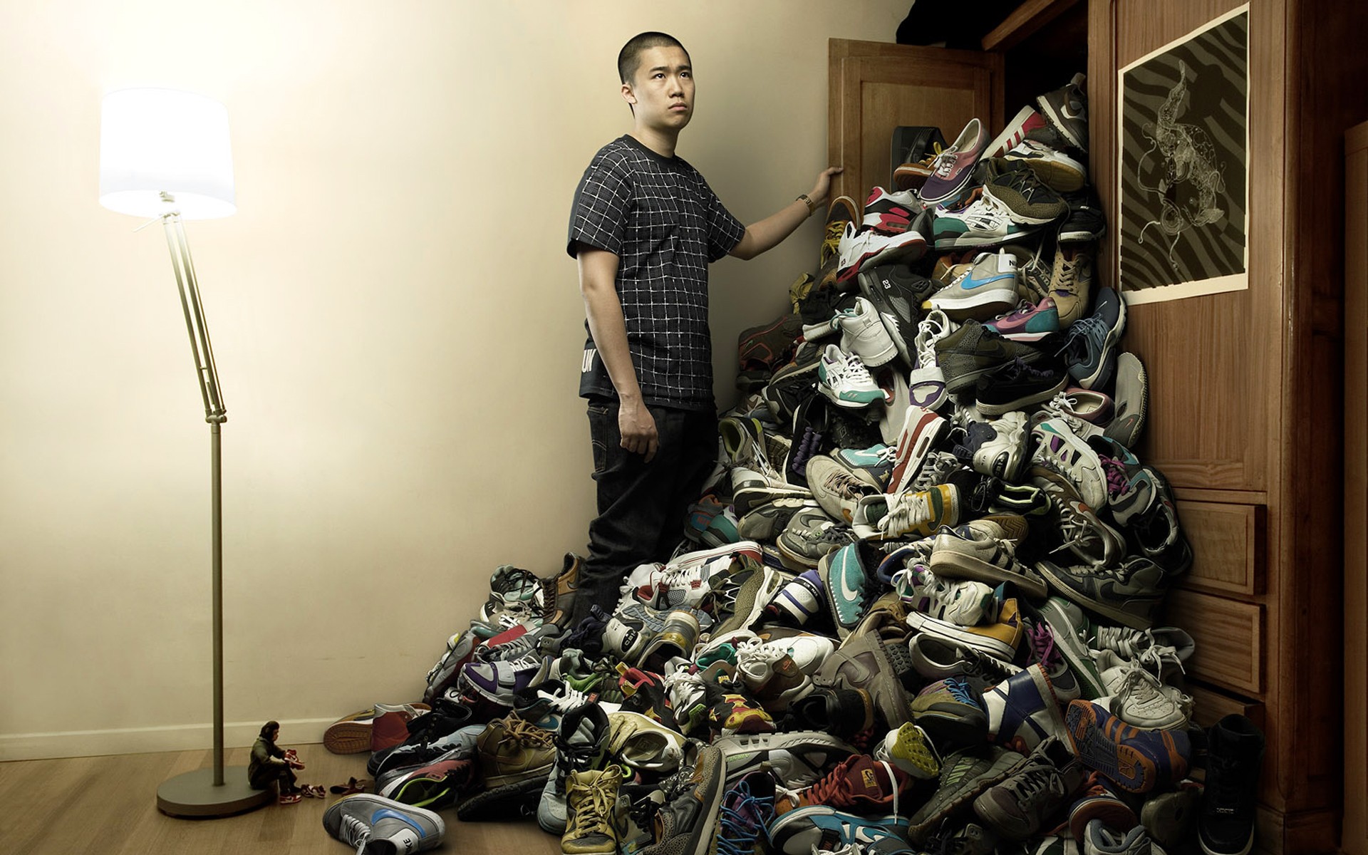 roman lauren romain laurent kreativ schuhe turnschuhe schuhe schrank berg blockade lampe humor