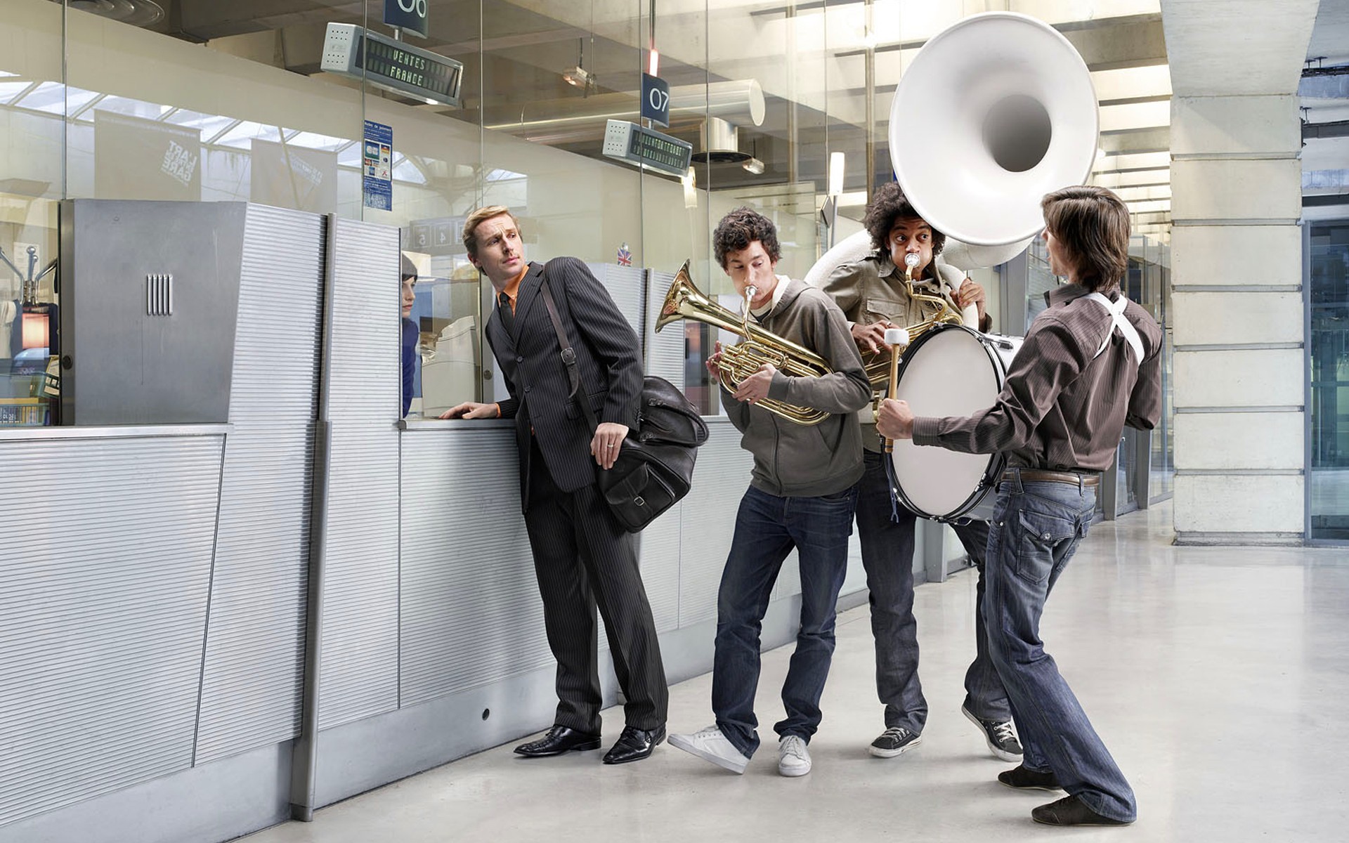 roman lauren romain laurent creativo addio passeggero cassa stazione orchestra tamburo trombe