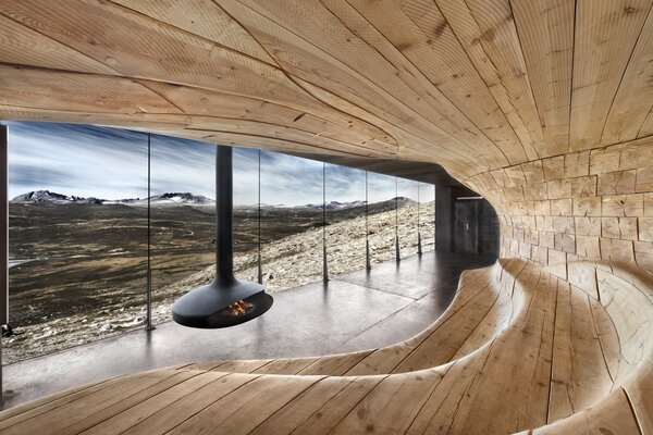 Salle de repos avec vitrail avec vue sur la montagne