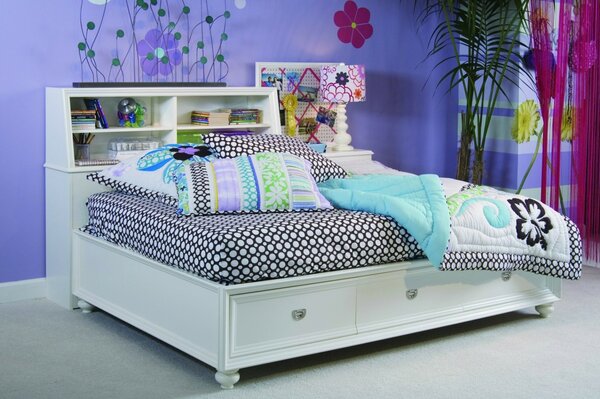 Chambre d enfant avec des murs violets avec un lit blanc et des draps colorés