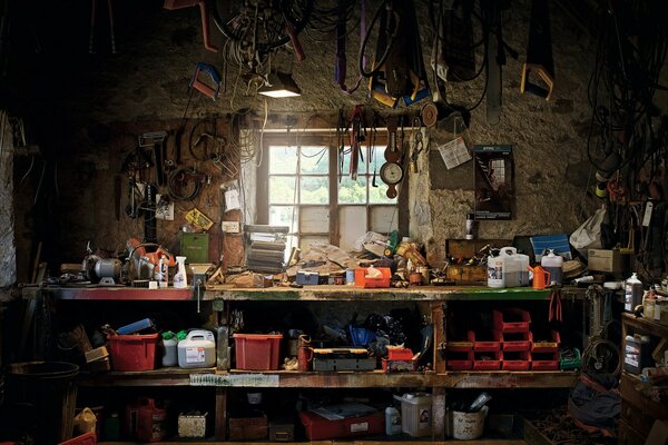 Atelier avec des outils sur une étagère près de la fenêtre