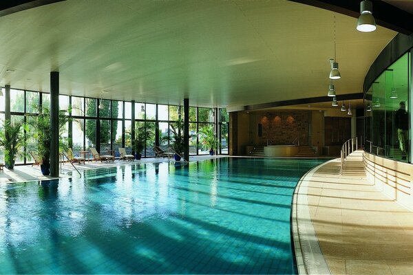 Conception de piscine avec fenêtres panoramiques