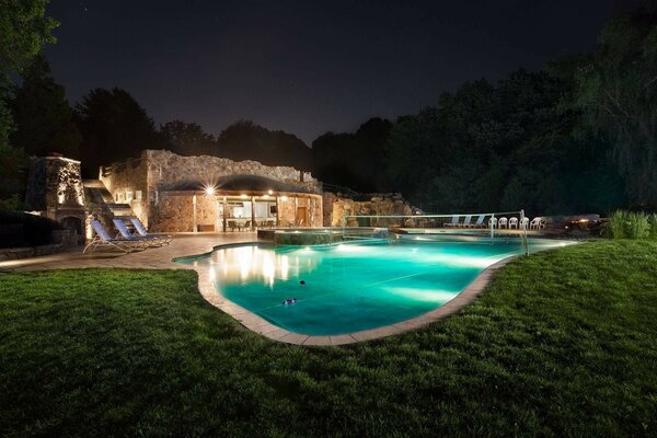Mini Hotel con grande piscina