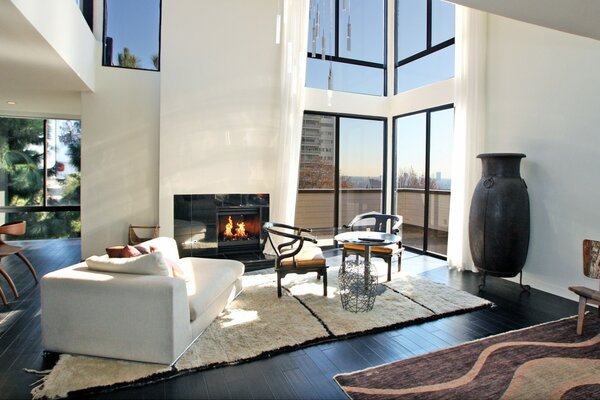 Sala de estar moderna en un Apartamento estilizado como una casa de campo con chimenea y alfombras