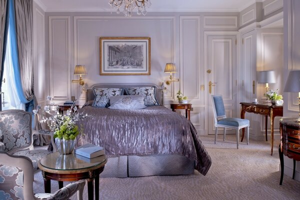Schlafzimmer in hellen Farben mit grauen und braunen Details