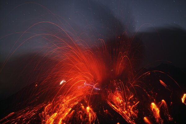 Vulcano che erutta lava e fulmini