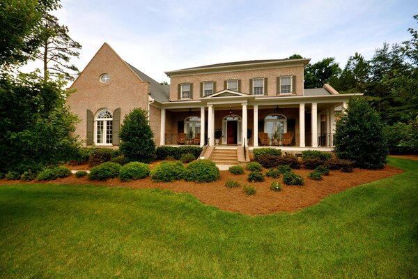 Two-storey house with a spacious terrace and a park