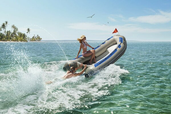 Femme et homme avec bateau à moteur