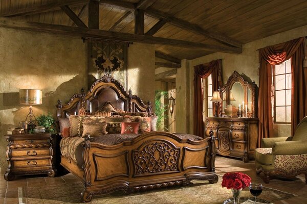 Dormitorio de estilo antiguo con buena iluminación
