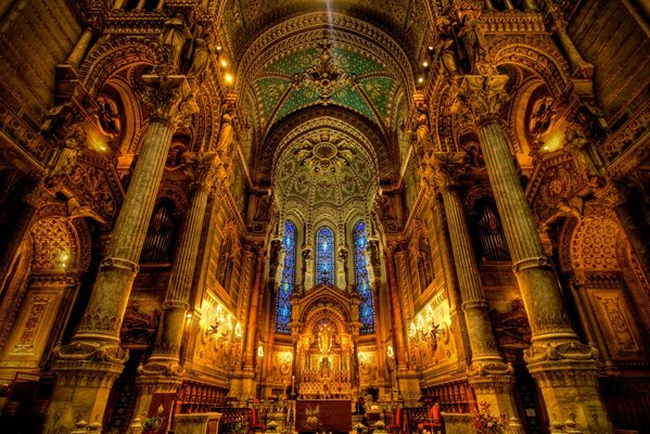 À l intérieur de la cathédrale richement décorée