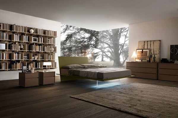Sypialnia. Półki na książki na ścianie. wnętrze