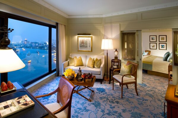 Chambre confortable avec grande fenêtre et vue sur la ville