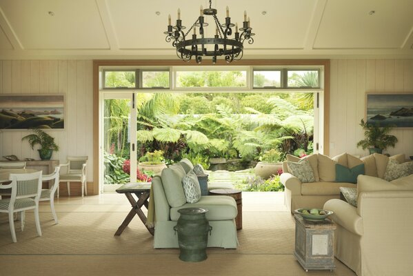 Stilvolles Design der Villa, das Grün vor dem Fenster