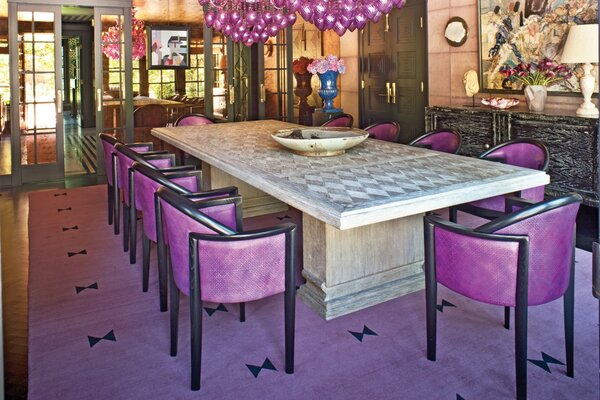 Esszimmer mit großem Tisch in lilafarbenen Tönen