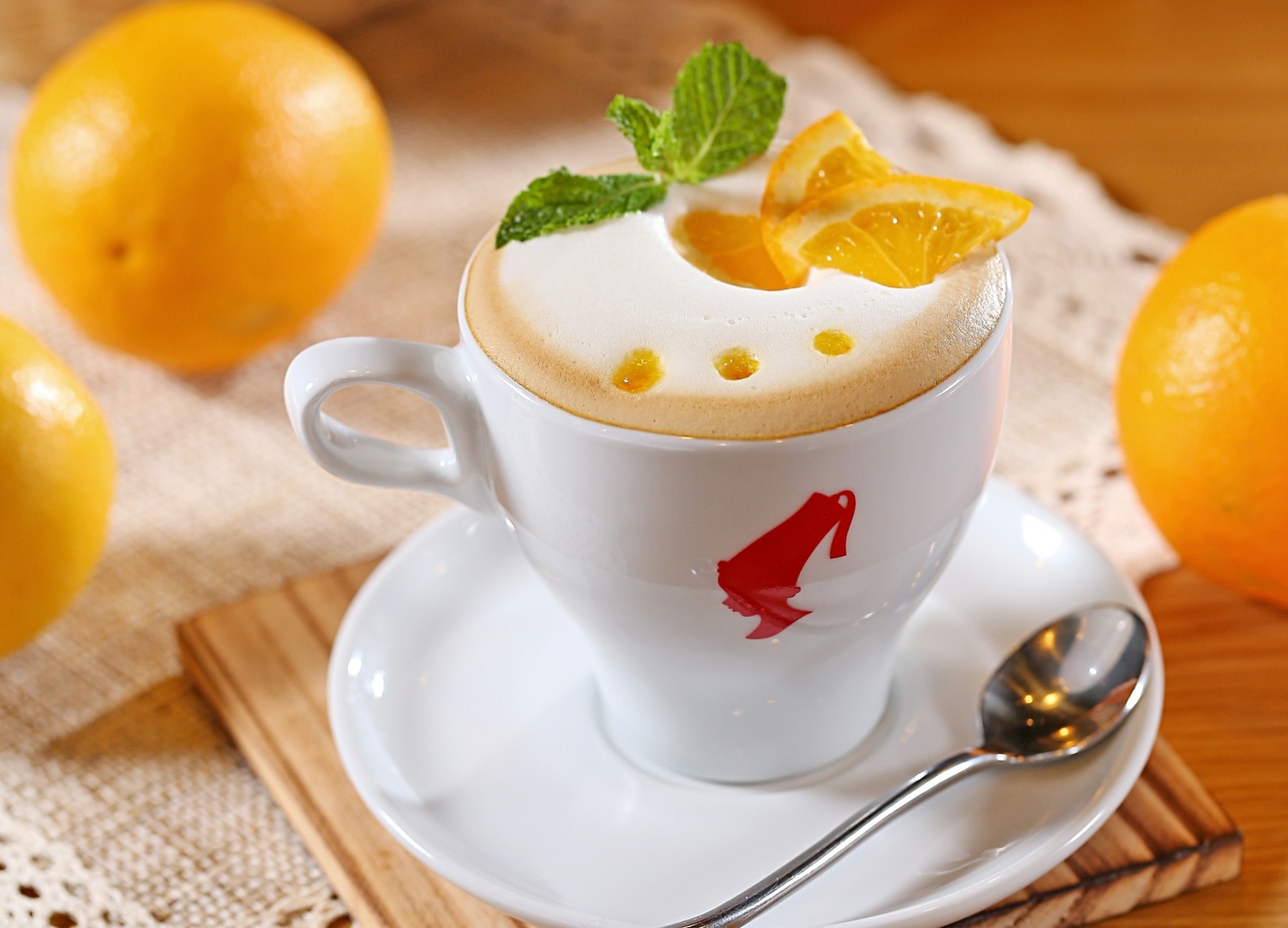 agrumes soucoupe blanc fruits oranges mousse lit lait cuillère café tranches tasse