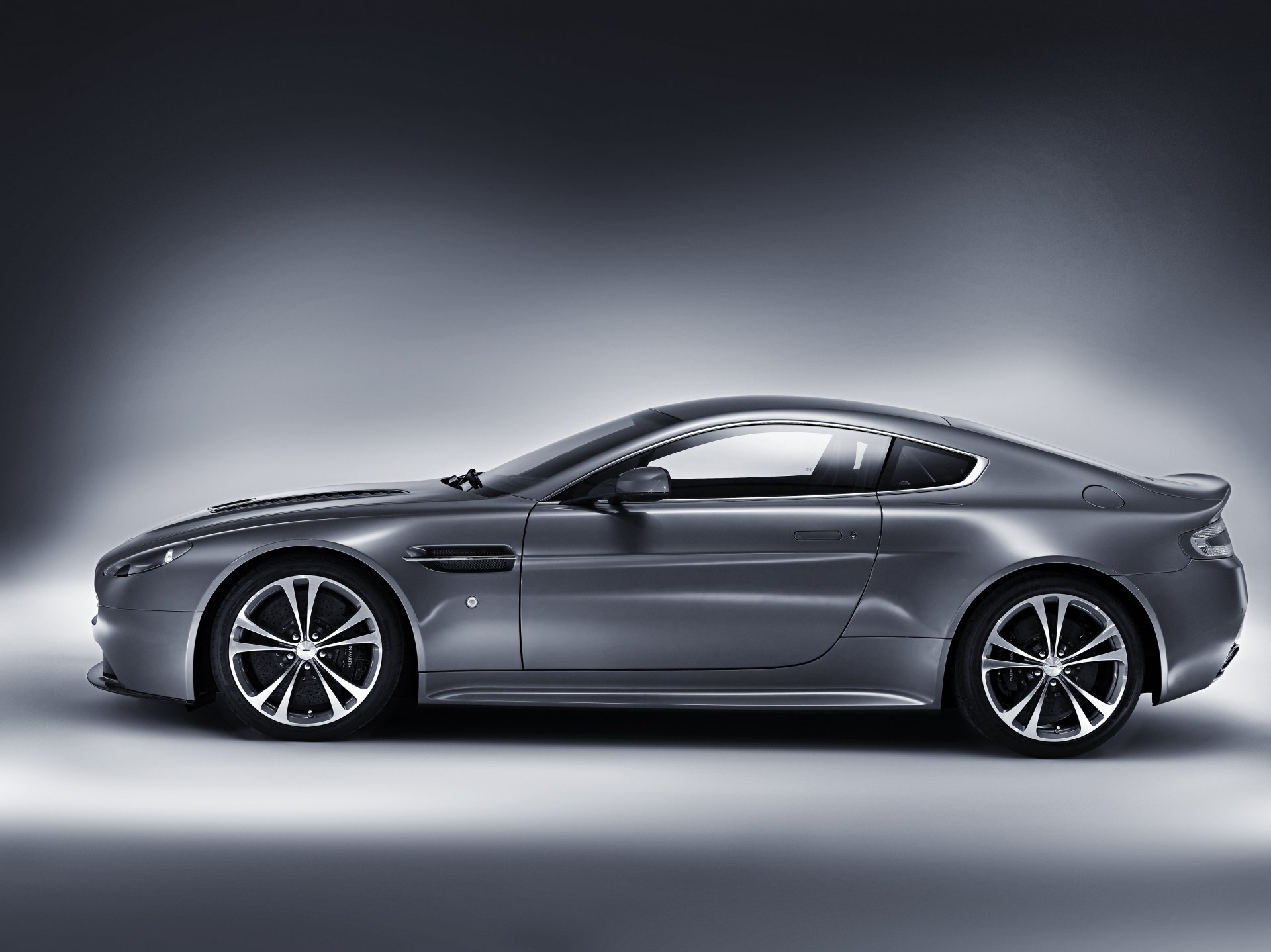 macchina aston martin v12 vantage