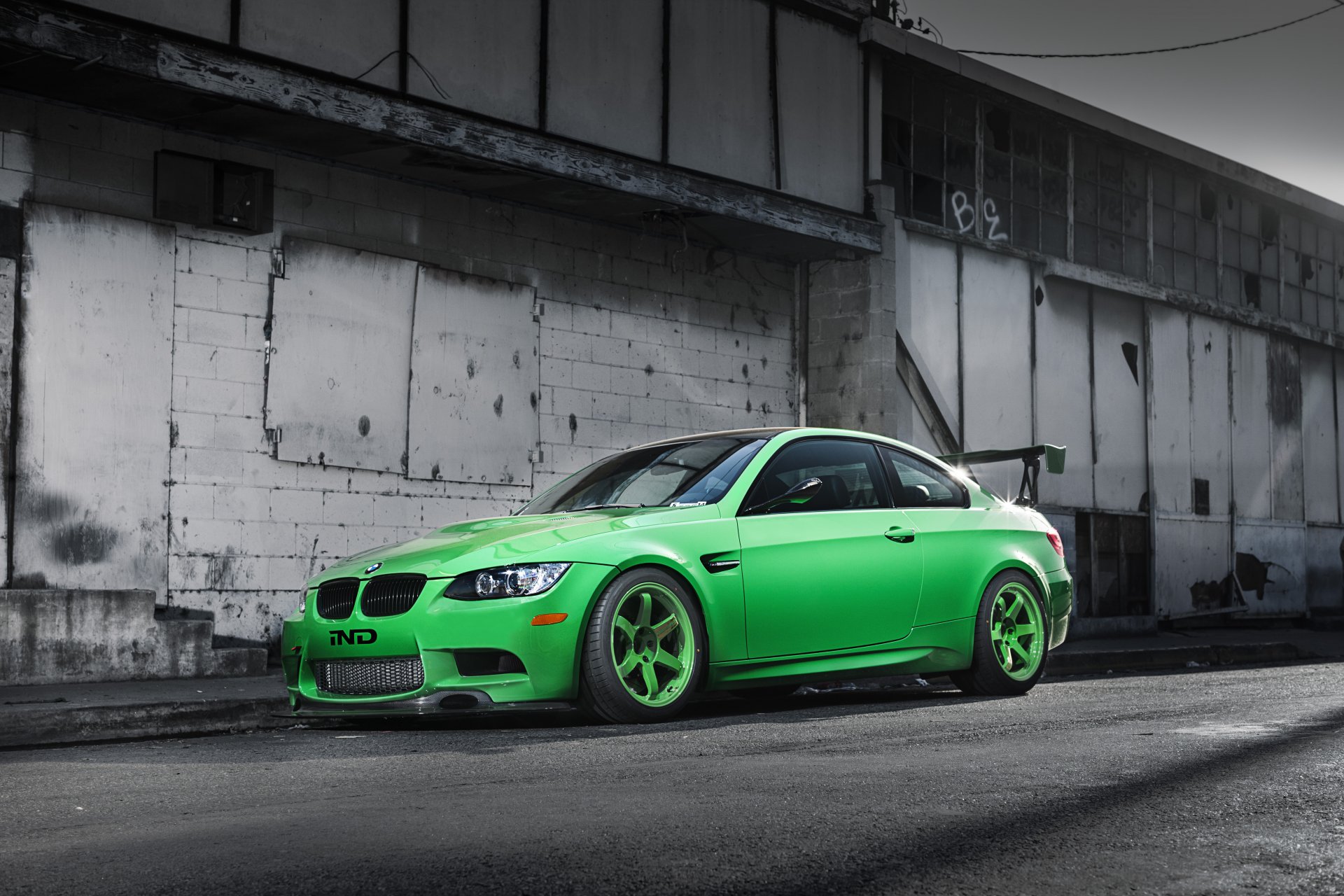 bmw m3 e92 green bmw side view wing shadow building