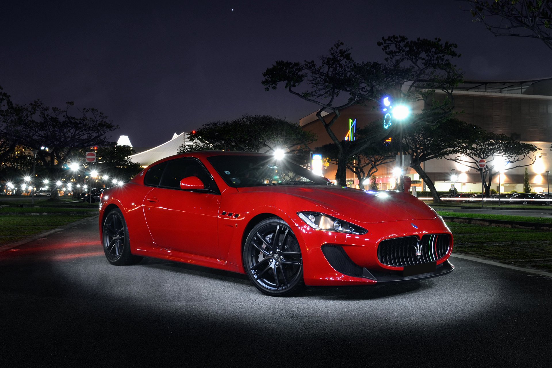 maserati granturismo mc stradale czerwony noc światło przód ulica