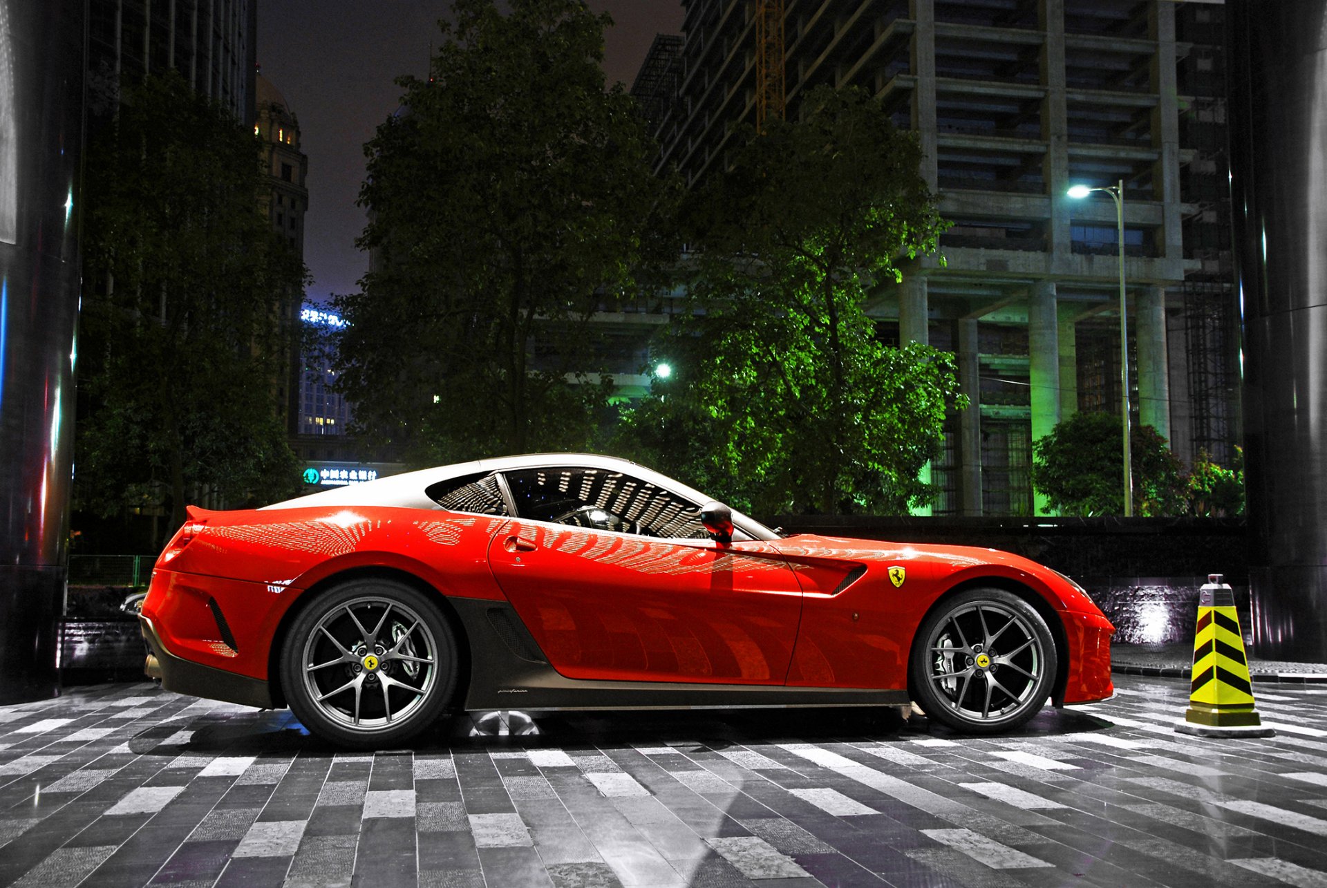 ferrari gto rosso supercar notte parcheggio città luce costruzione