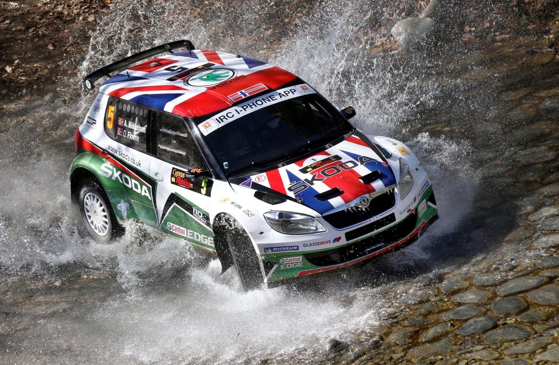 koda fabia rally acqua auto vista dall alto spruzzi sport gara