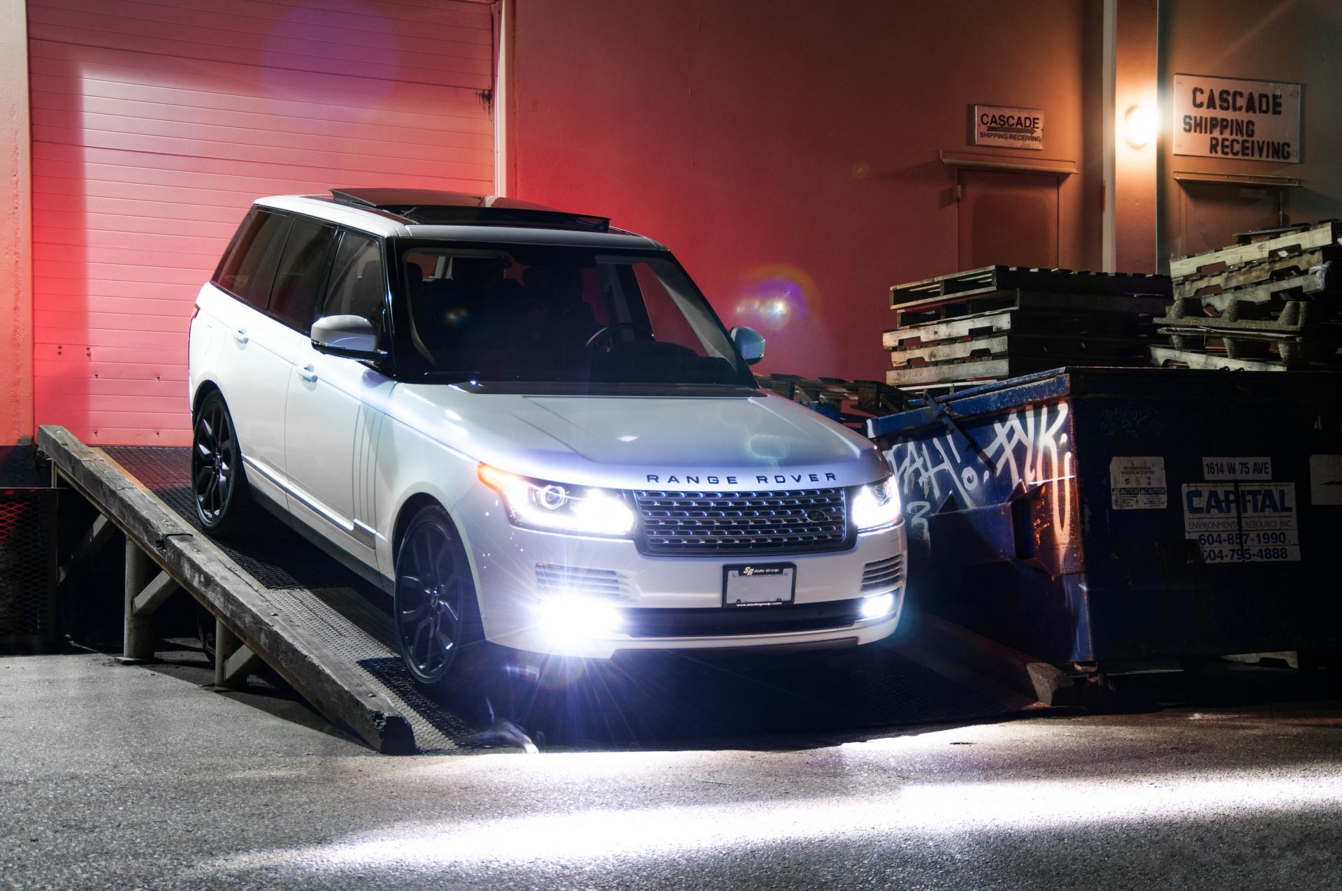 lanr rover range rover surchargé blanc land rover range rover supercharged vue de face phare bâtiment nuit