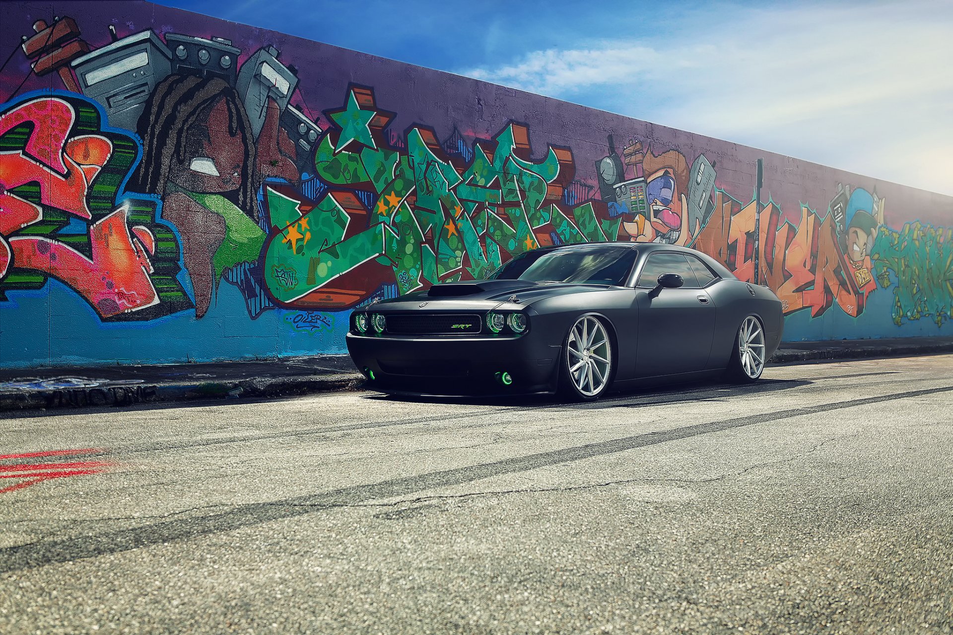 dodge challenger sto ściana graffiti niebo