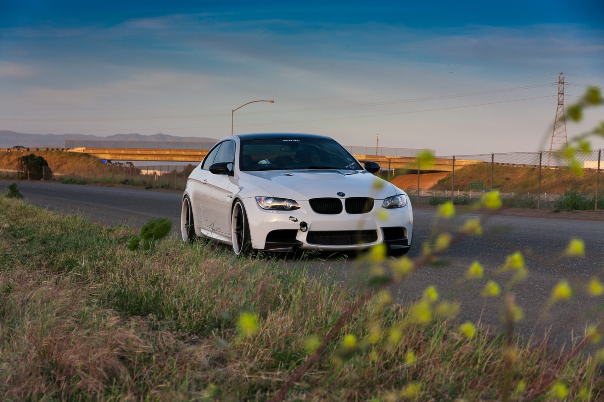 bmw m3 e92 blanco bmw tarde carretera bordillo