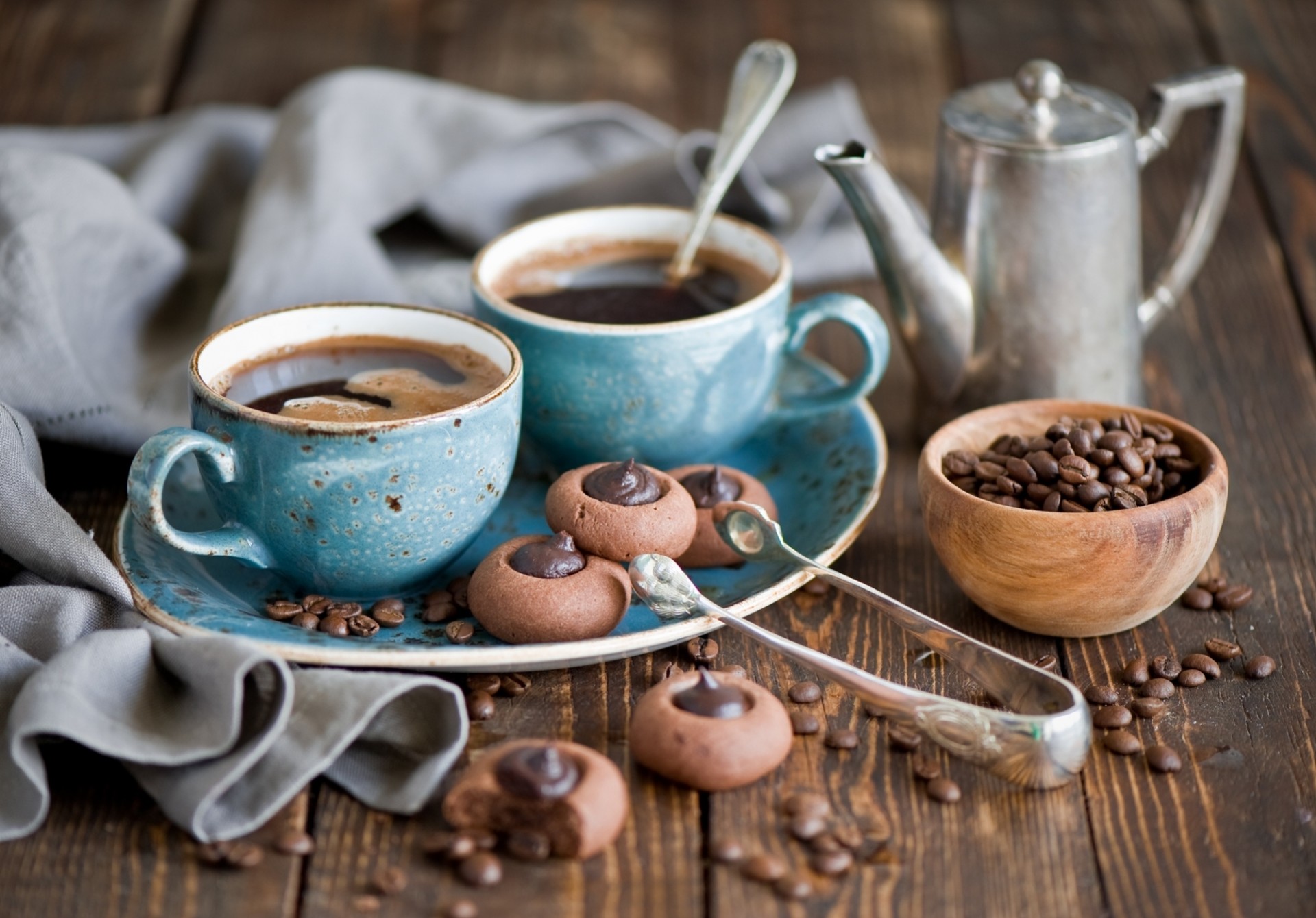 teiera biscotti cioccolata calda tazze loggia chicchi di caffè