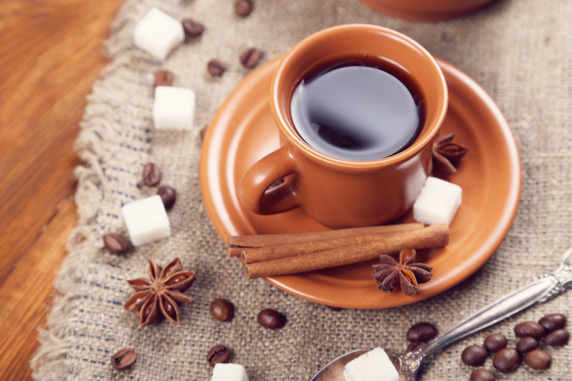 anis sternanis untertasse tasse kaffee körner löffel gewürze zucker zimt