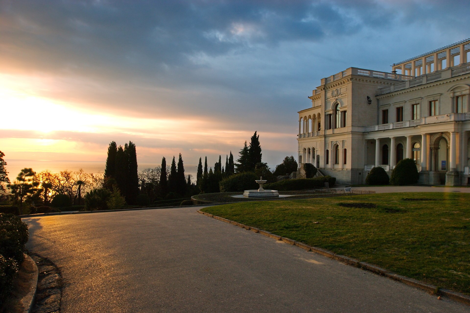 ea palace livadia crimea the evening