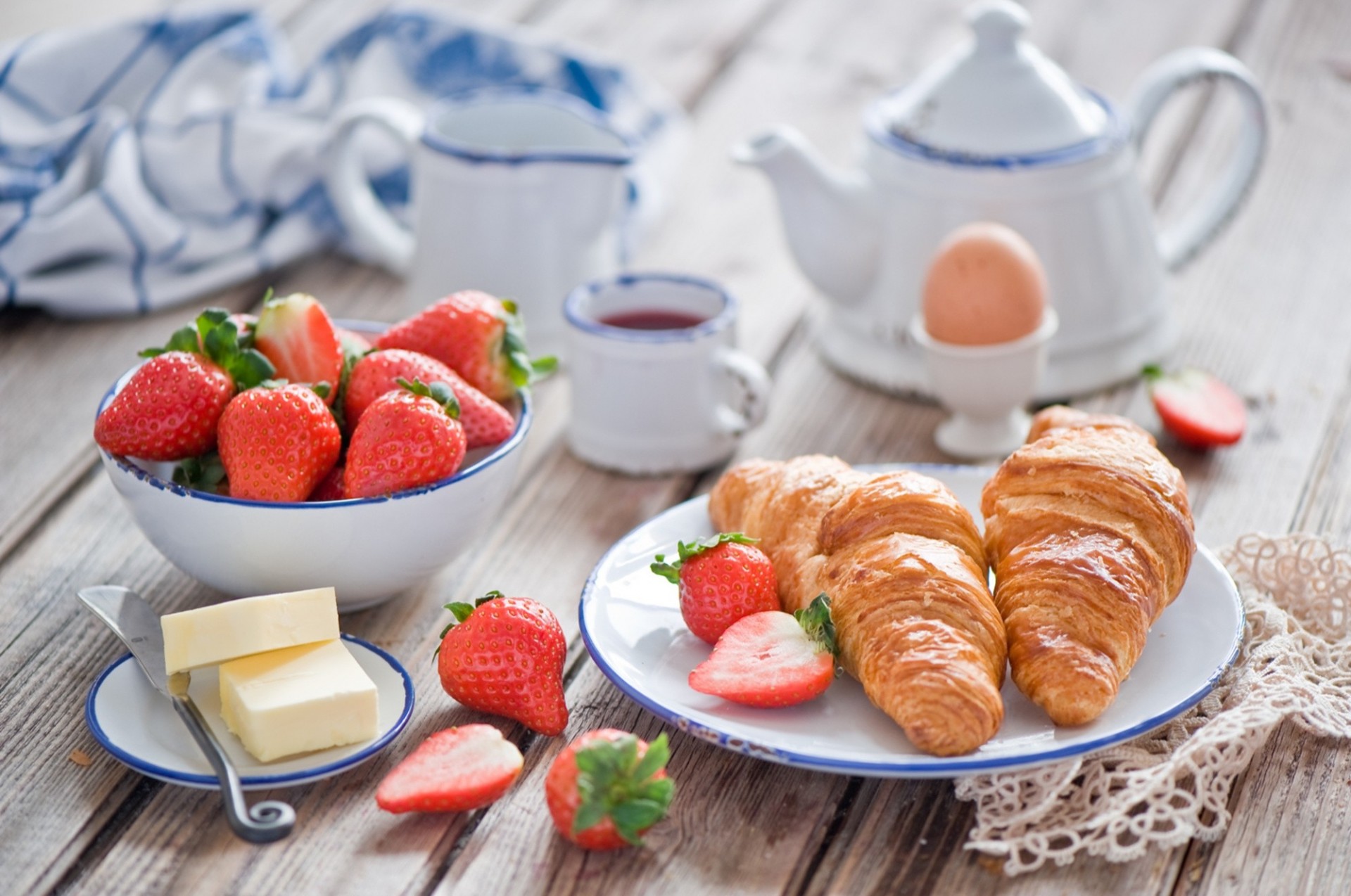 trawberry fruits food sweet croissant