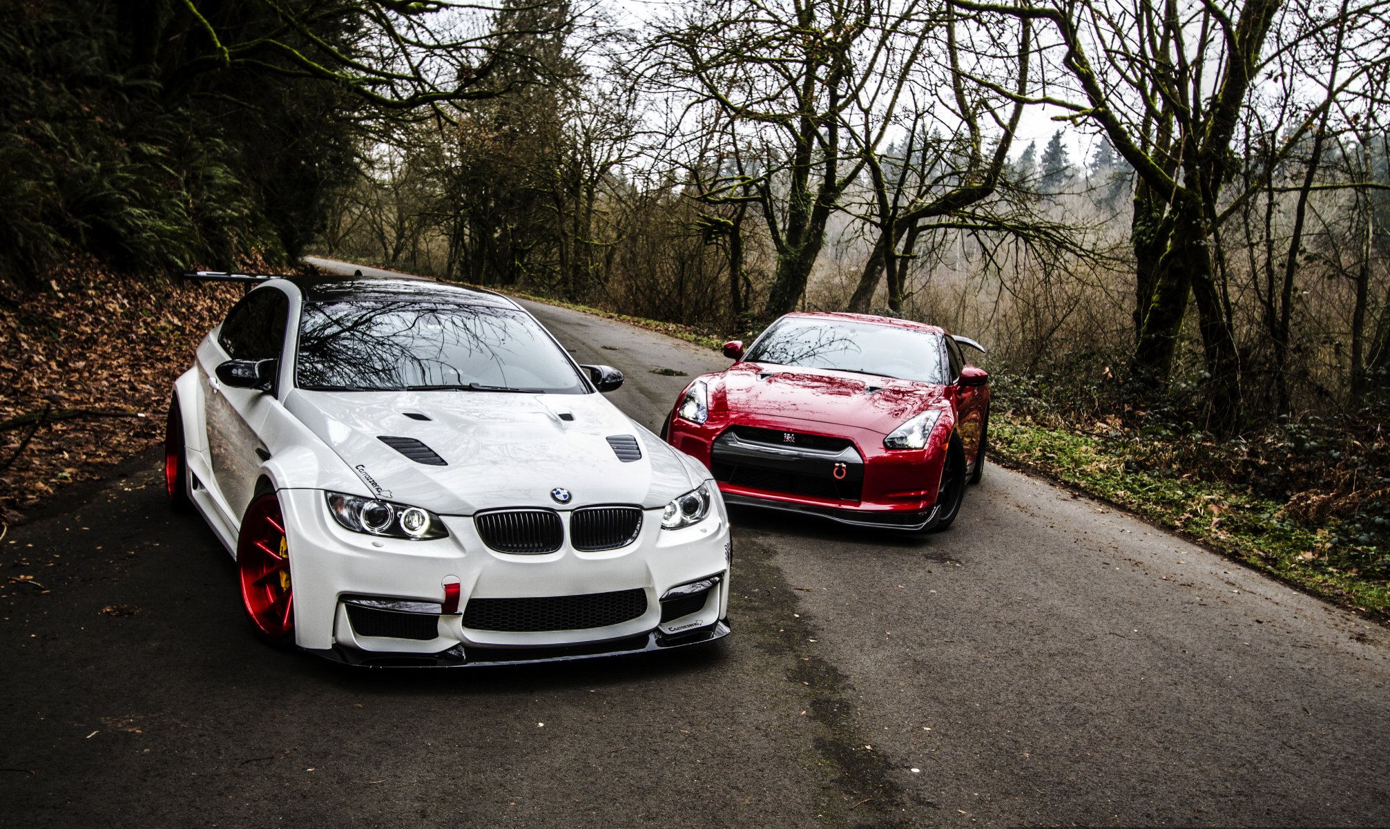 bmw e92 m3 nissan gtr r35 bmw nissan strada autunno tuning bianco rosso