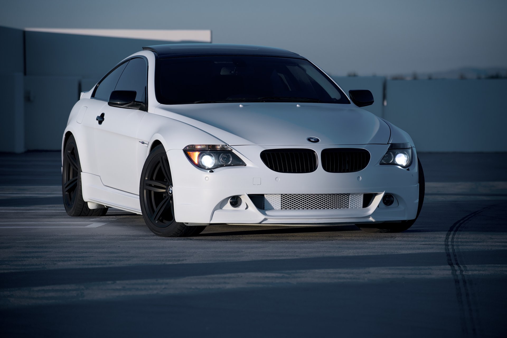 bmw m6 e63 blanco bmw vista frontal techo aparcamiento