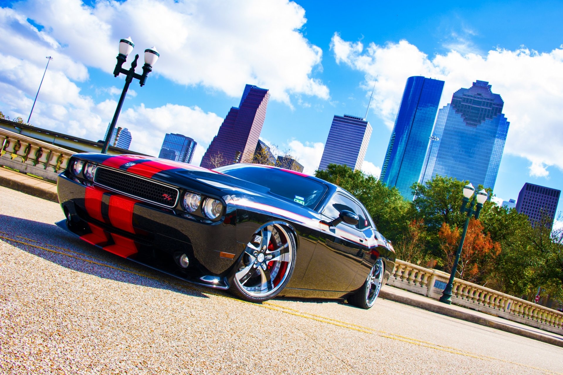 ausweichen challenger r / t schwarz dodge challenger brücke lichter himmel wolken