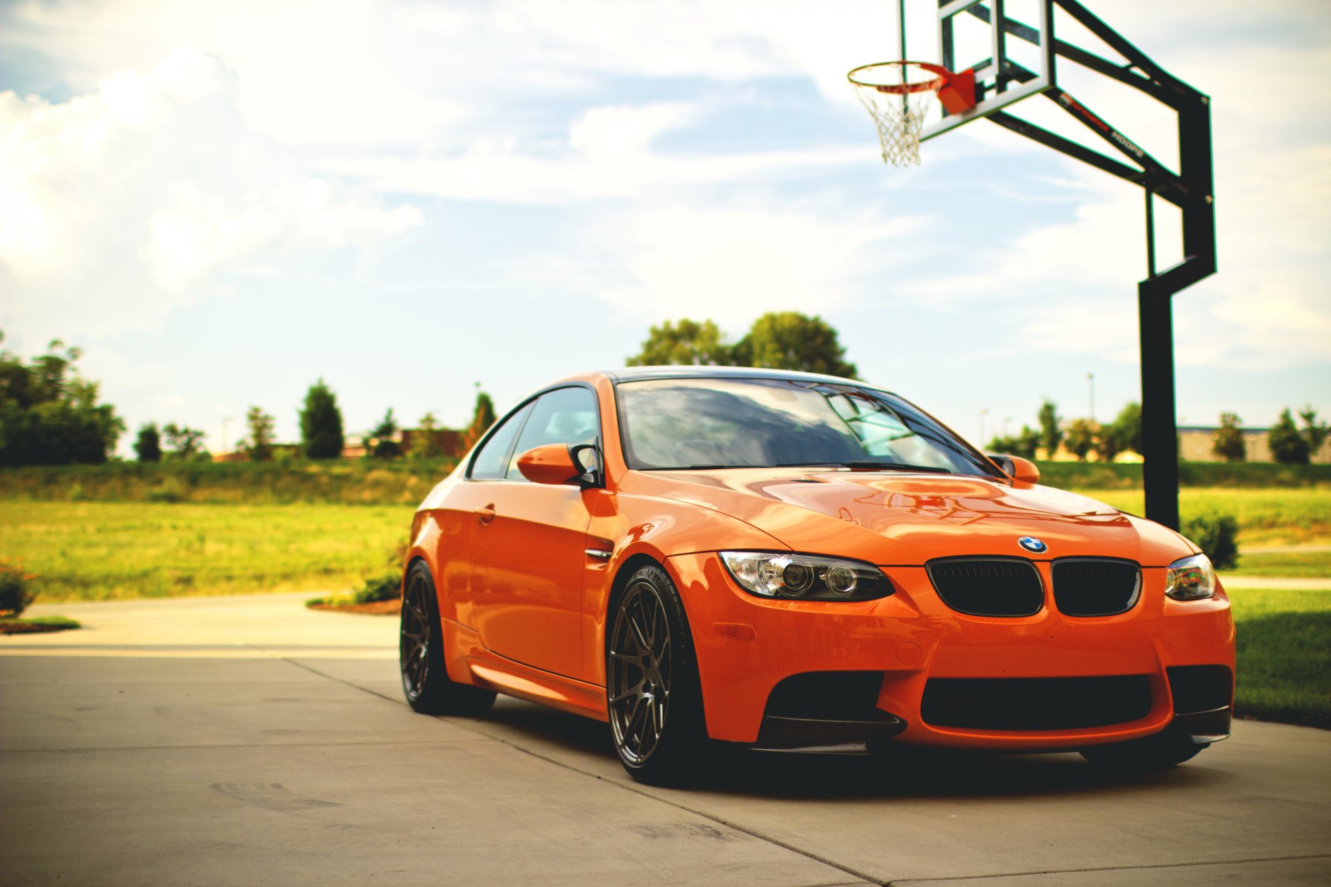 bmw m3 e92 pomarańczowy bmw boisko do koszykówki niebo chmury