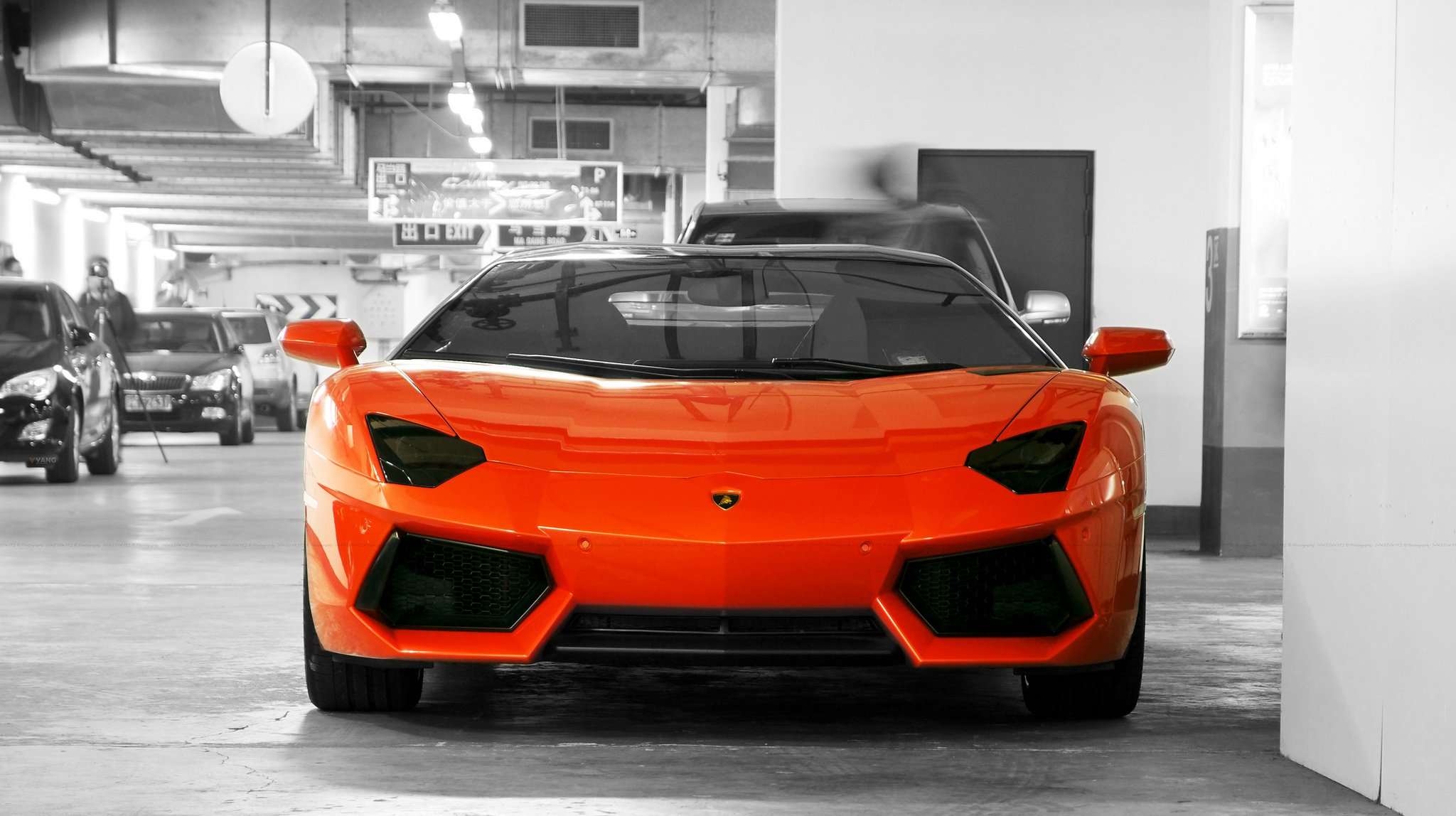 lamborghini aventador lp700-4 naranja lamborghini aventador frente estacionamiento pared puerta