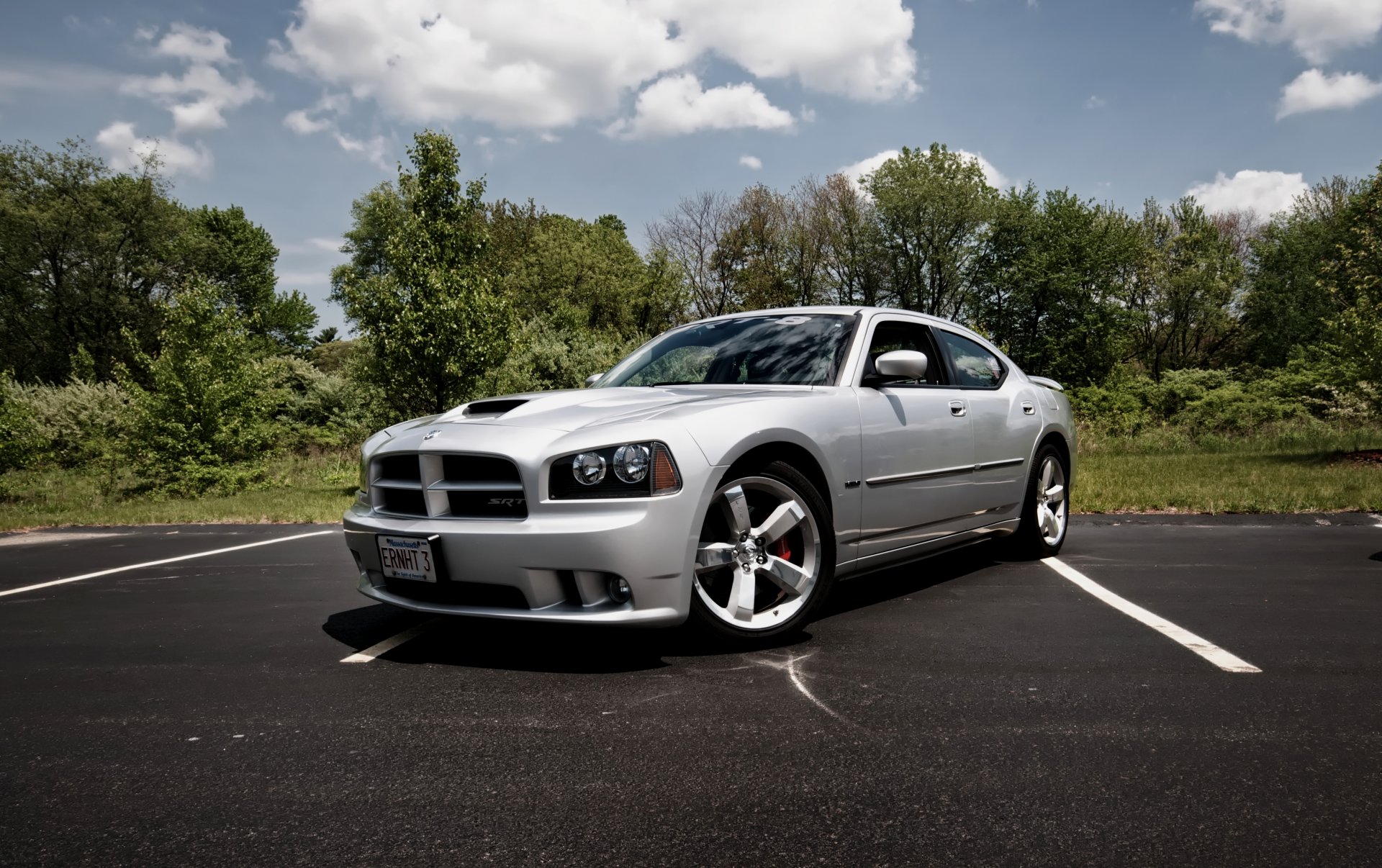 dodge charger srt8 суперкар культовый автомобиль серебро тюнинг функциональный капот передняя решетка с чёрными сотами 20-дюймовые алюминиевые колеса дизайн