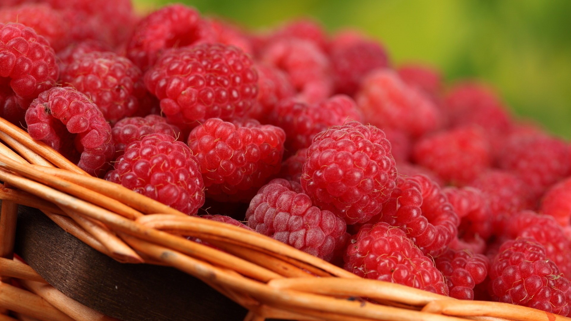 délicieux panier gros plan framboises baies