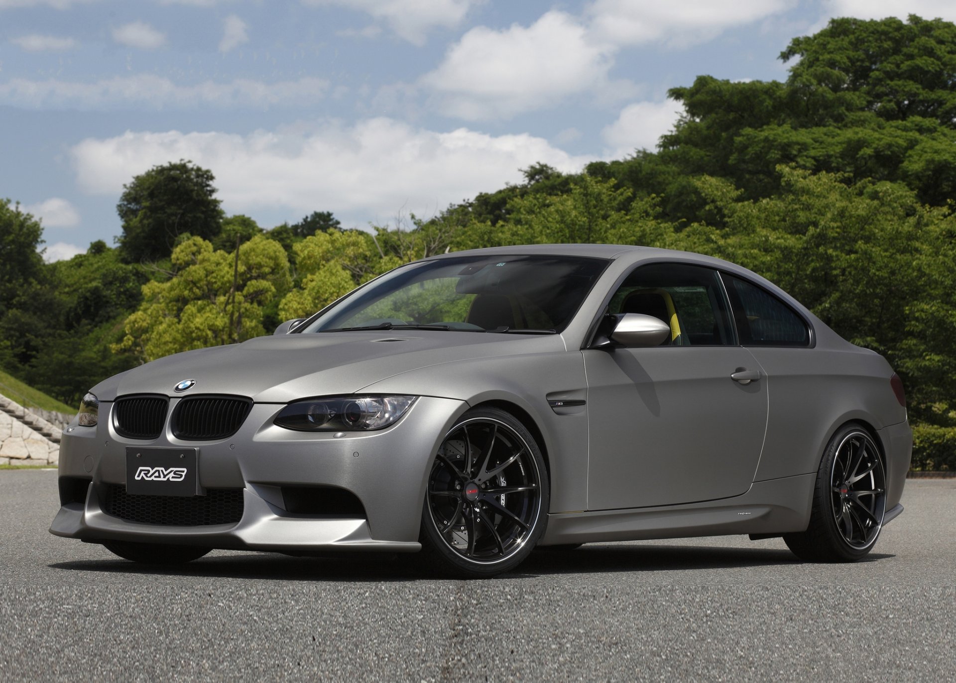 bmw m3 e92 plata bmw plata vista lateral llantas cielo nubes árboles