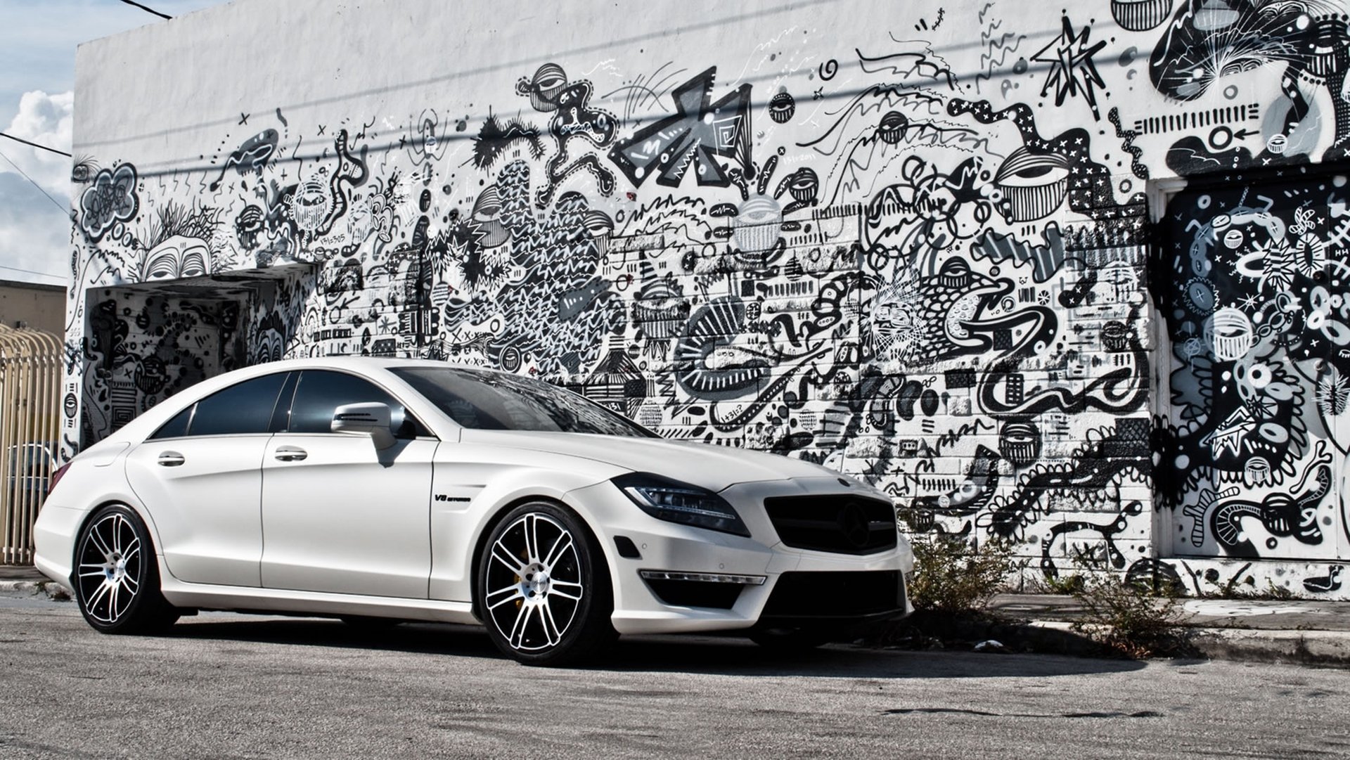 mercedes-benz cls63 amg белый гаффити стена