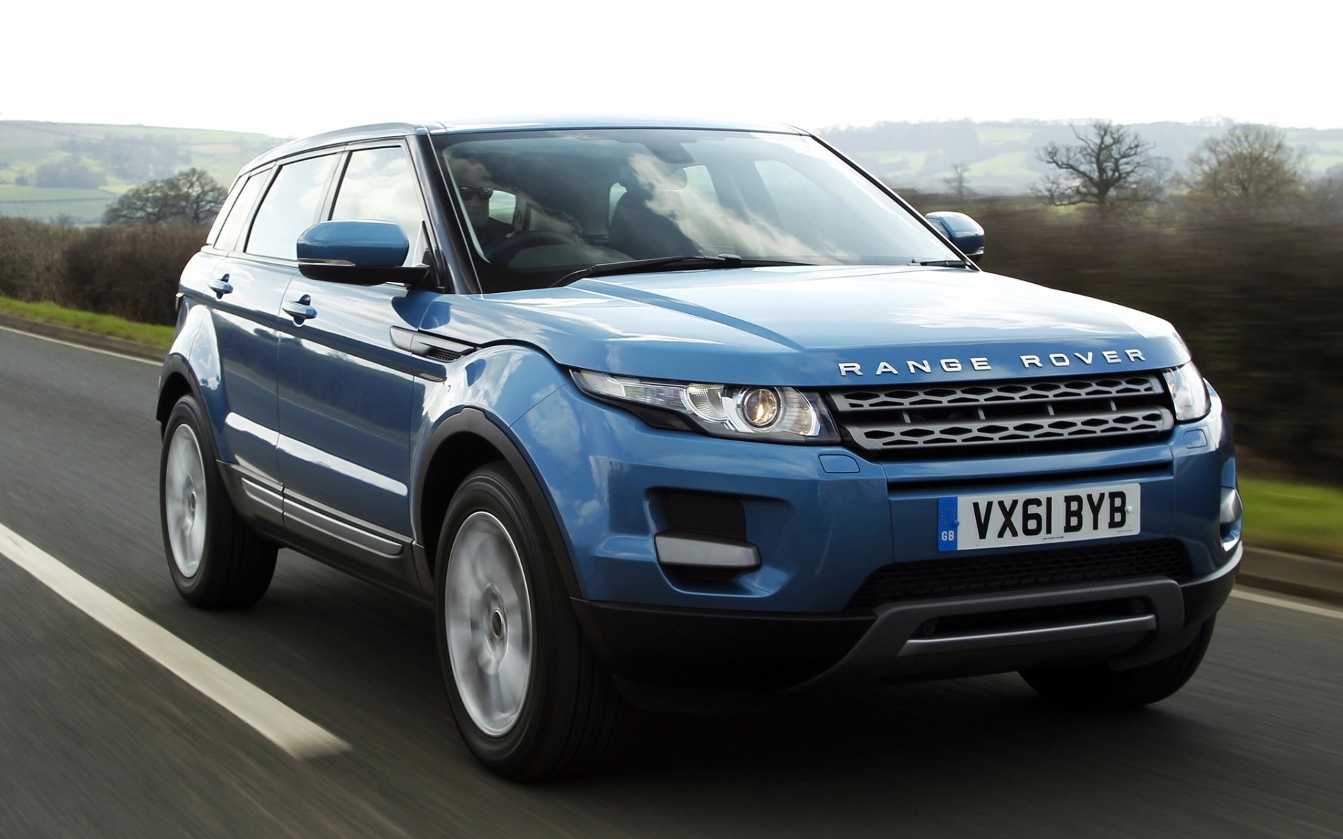 land rover range rover evoque land rover range rover ewok prestige crossover frente azul carretera cielo