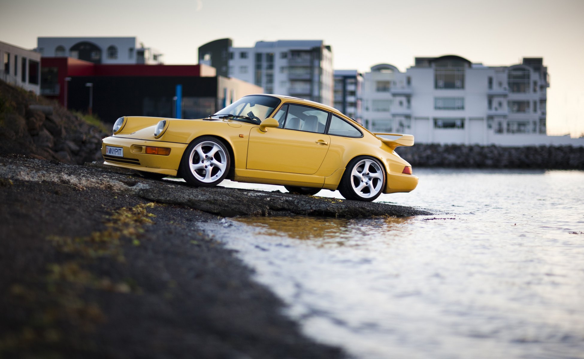 911 carrera 4 sovraccarico giallo