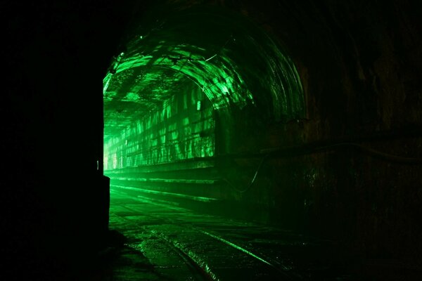 Grünes Licht am Ende eines düsteren Tunnels