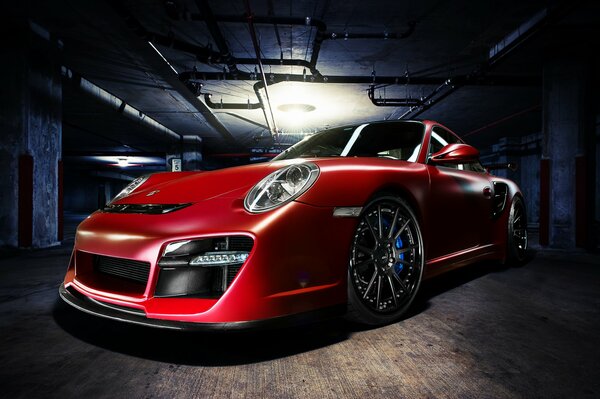 Brutal rouge porsche 911 dans le garage