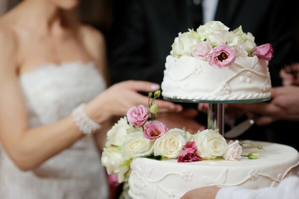 Pastel de bodas con rosas sobre fondo borroso