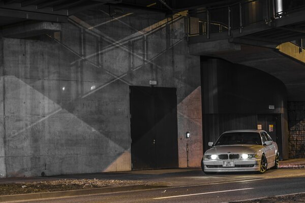 Blanco bmw 740. Viaje nocturno