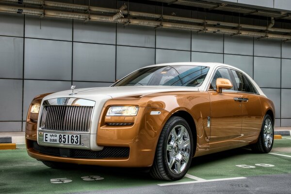 Luxus-Rolls-Royce-Auto auf dem Parkplatz