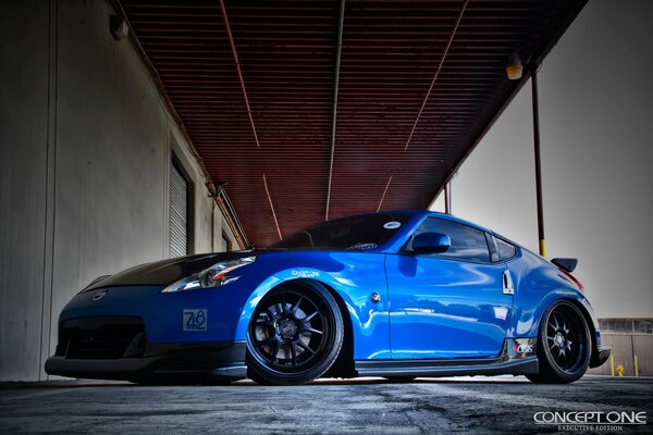 Nissan 370z in sattem Blau