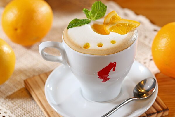 Schiuma di latte in tazza e frutta