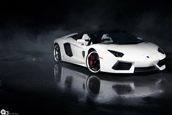 Wallpaper with a white lamborghini aventador on a black solid background